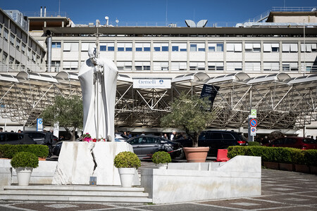 Statue von Papst Johannes Paul II. vor dem Gemelli-Krankenhaus in Rom (Italien) am 13. Oktober 2026. Medien haben sich vor dem Eingang der Klinik versammelt.