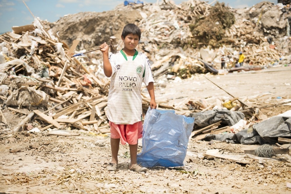 Kleiner Müllsammler in Ecuador / Jugend Eine Welt / Hageneder Kleiner Müllsammler in Ecuador