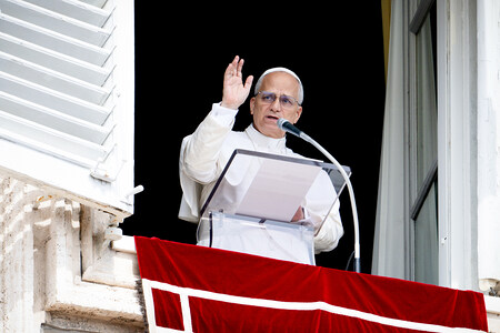Papst Leo XIV. beim Mittagsgebet am 14. September 2025 am Fenster des Apostolischen Palastes im Vatikan.