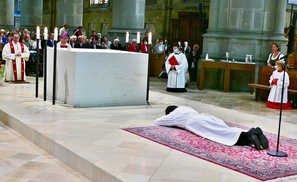 Bischof Scheuer weiht Franzisklus Schachreiter zum Priester / Hannes Hohengasner/Diözese Linz