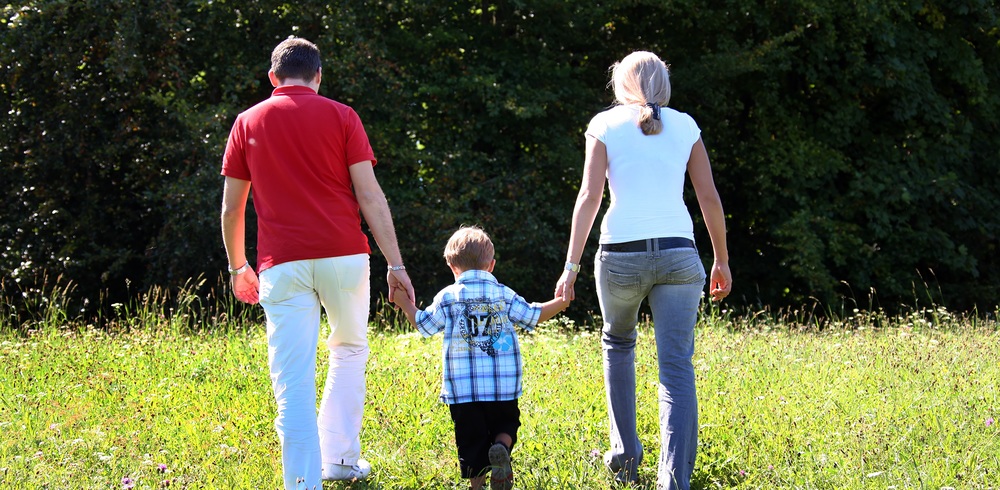 Familie auf einer Wiese / www.BilderBox.com Junge Familie mit einem Kind