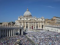 Blick auf den Petersplatz während der Heiligsprechung von Mutter Teresa am 4. September 2016 mit Papst Franziskus auf dem Petersplatz in Rom.
