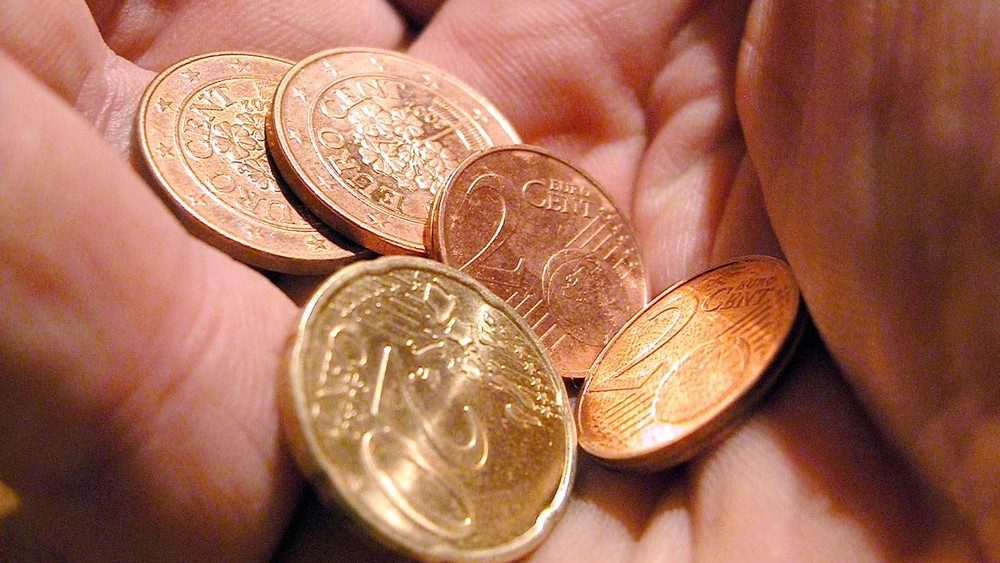 Euromuenzen in einer Hand / Alfred Schauhuber, BilderBox.com Caritas: Budget trifft Armutsbetroffe besonders hart