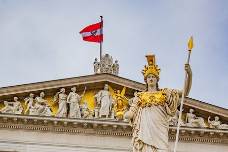 Österreich-Flagge über dem Parlament (Wien)