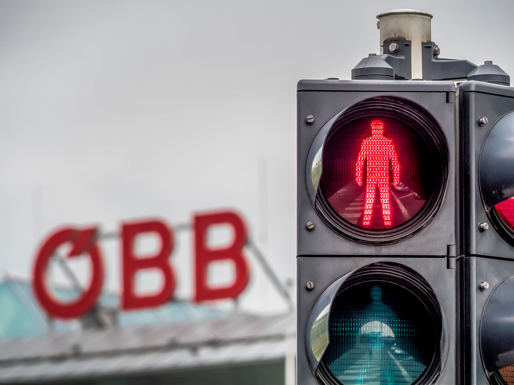 ÖBB Schild mit Rotlicht / Erwin Wodicka - wodicka@aon.at, Erwin Wodicka Schriftzug der ÖBB mit einer roten Verkehrsampel