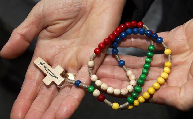 Bunter Rosenkranz auf offener Hand / kathbild.at / Rupprecht