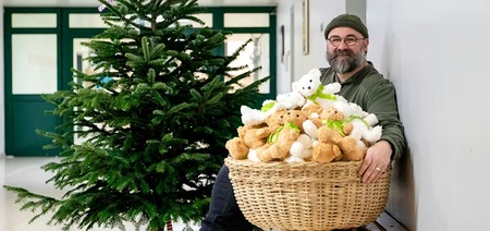 Gefangenenseelsorger Jonathan Werner mit Korb voller Teddys