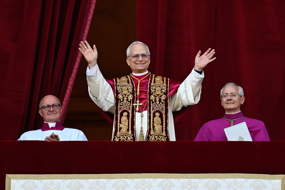 Papst Leo XIV., der frühere Kardinal Robert F. Prevost, winkt nach seiner Wahl zum Papst am 8. Mai 2025 der Menge auf dem Petersplatz im Vatikan.