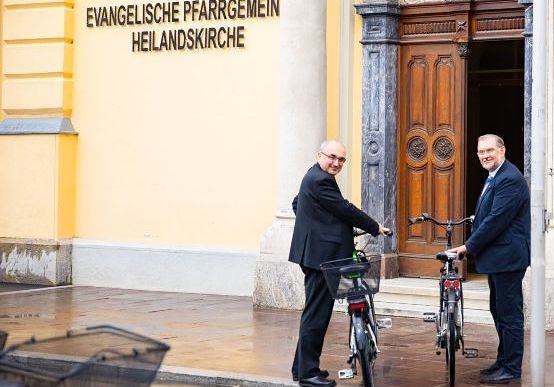 Bischof Krautwaschl und Superintendent Miklas mit ihren Fahrrädern / Sonntagsblatt / Neuhold