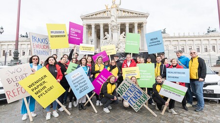 Caritas, Diakonie, Hilfswerk, Rotes Kreuz und Volkshilfe fordern in einer Aktion vor dem Parlament einen transparenten Reformprozess für eine zukunftsfähige Pflegeversorgung.