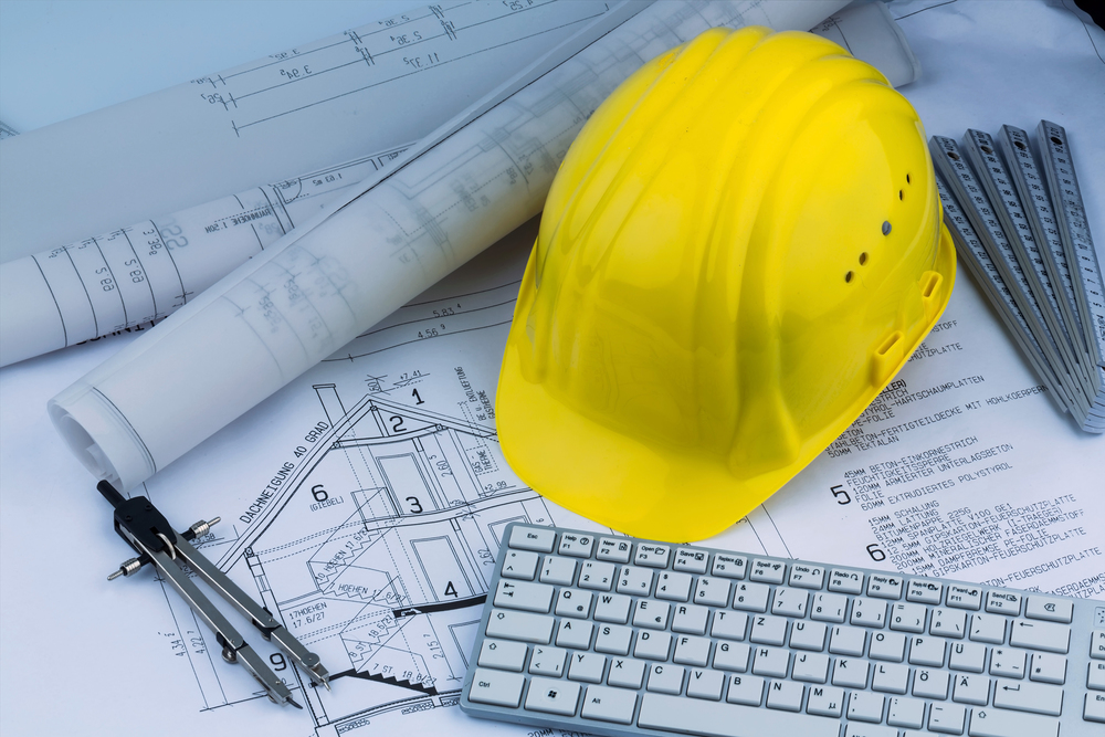 Hausplan mit Helm eines Bauarbeiters / Erwin Wodicka - wodicka@aon.at