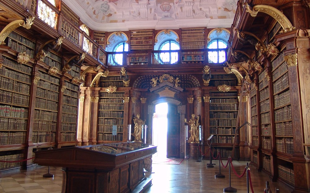 Bibliothek von Stift Melk, fotografiert von Walter Hochauer (wikimedia / https://creativecommons.org/licenses/by-sa/2.0/deed.en) / Bibliothek von Stift Melk, fotografiert von Walter Hochauer (wikimedia / https://creativecommons.org/licenses/by-sa/2.0/deed.en) Bibliothek von Stift Melk, fotografiert von Walter Hochauer (wikimedia / https://creativecommons.org/licenses/by-sa/2.0/deed.en)