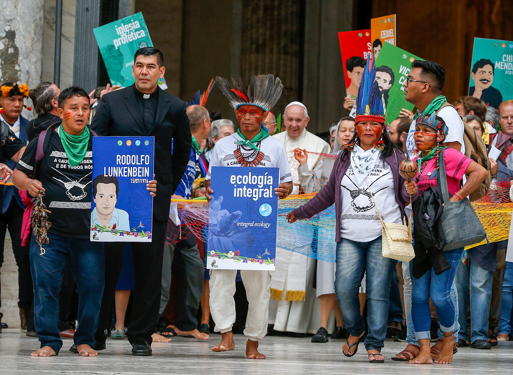 Eröffnung Amazonas-Synode / Copyright 2019, KNA GmbH, www.kna.de, All Rights Reserved, Paul Haring In einer Prozession ziehen Teilnehmer mit Papst Franziskus aus dem Petersdom aus und gehen gemeinsam zur Synodenaula zu Beginn der Amazonas-Bischofssynode am 7. Oktober 2019 im Vatikan.