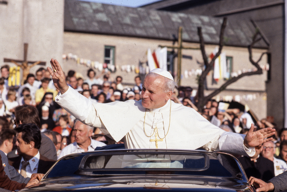 Papst Johannes Paul II. in Polen / Copyright 1979, KNA GmbH, www.kna.de, All Rights Reserved, KNA-Bild Papst Johannes Paul II. begrüßt die Menschen im Marienwallfahrtsort Tschenstochau aus einem Auto, auf seiner ersten Reise nach Polen vom 2. bis 10. Juni 1979. (Aufnahmedatum unbekannt)