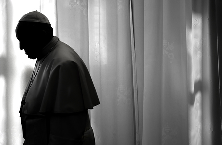 Papst Franziskus im Gegenlicht am 18. November 2019 im Vatikan.