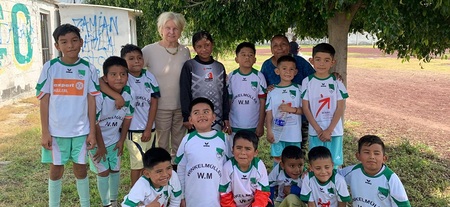Leopoldine Ganser mit Kinder-Fußballteam in Mexiko