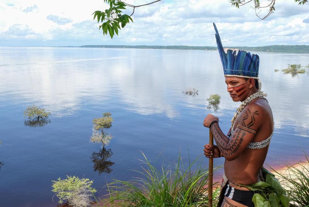 Olympisches Feuer im Amazonasgebiet / Copyright 2016, KNA GmbH, www.kna.de, All Rights Reserved, Thomas Milz Ein Indigener steht am Ufer während der Zeremonie mit der Olympiafackel im Dorf der Dessana-Indigenen am Rio Negro in Amazonien am 20. Juni 2016.