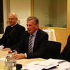 Gespräch mit dem österreichischen EU-Botschafter Walter Grahammer (Mitte); links: Bischof Egon Kapellari; rechts: Kardinal Christoph Schönborn