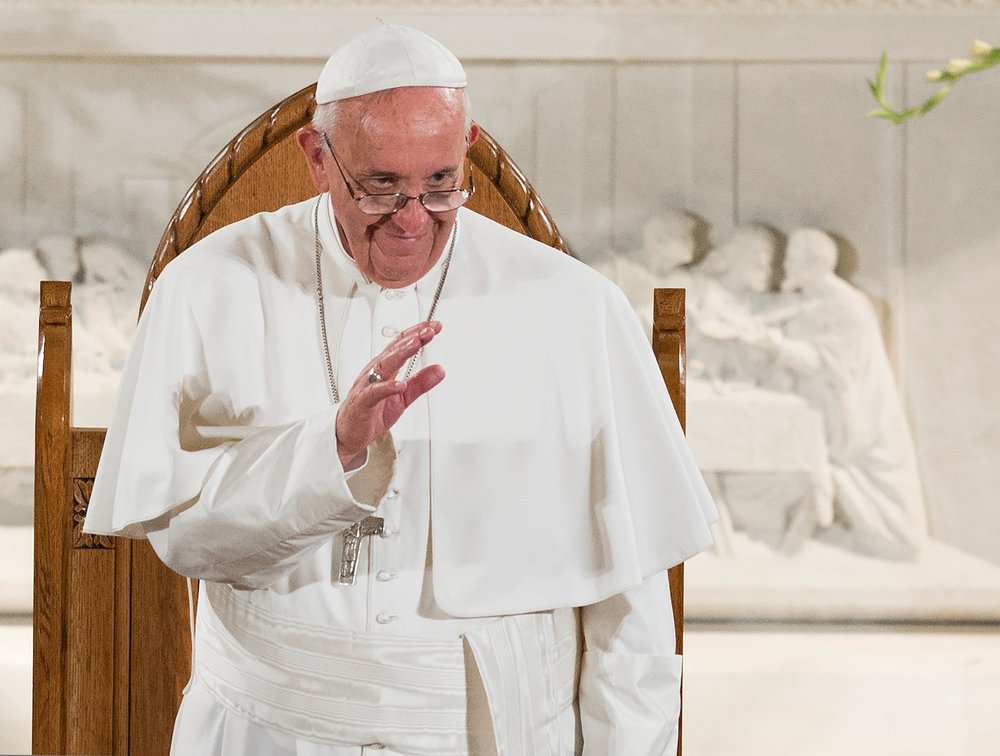 Papst Franziskus in der Kirche St. Patrick / © 2015 KNA, www.kna-bild.de - Nutzungsrechte vorbehalten., Saul Loeb/ Reuters Pool Papst Franziskus besucht die Kirche St. Patrick am 24. September 2015 in Washington. Bild: Papst Franziskus winkt den Anwesenden.