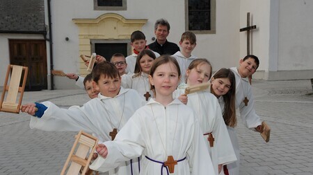 Ratschenkinder mit Pfarrer Lorenz Pfaffenhuber in Viehdorf