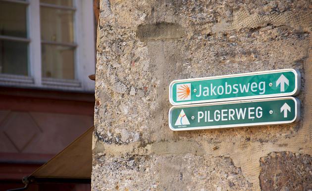 Beschilderung des Jakobsweges vor dem Innsbrucker Dom / kathpress / Pernsteiner