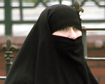 Frau mit muslimischer Bekleidung [ NUR FUER REDAKTIONELLE VERWENDUNG! (c) www.BilderBox.com, Erwin Wodicka, Siedlerzeile 3, A-4062 Thening, Tel. + 43 676 5103678.Verwendung nur gegen HONORAR, BELEG, URHEBERVERMERK nach AGBs auf bilderbox.com], 20, 20