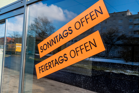 Schilder Sonntags Feiertags offen, Symbol für Service, Arbeitszeit, Überstunden, Mehrarbeit
