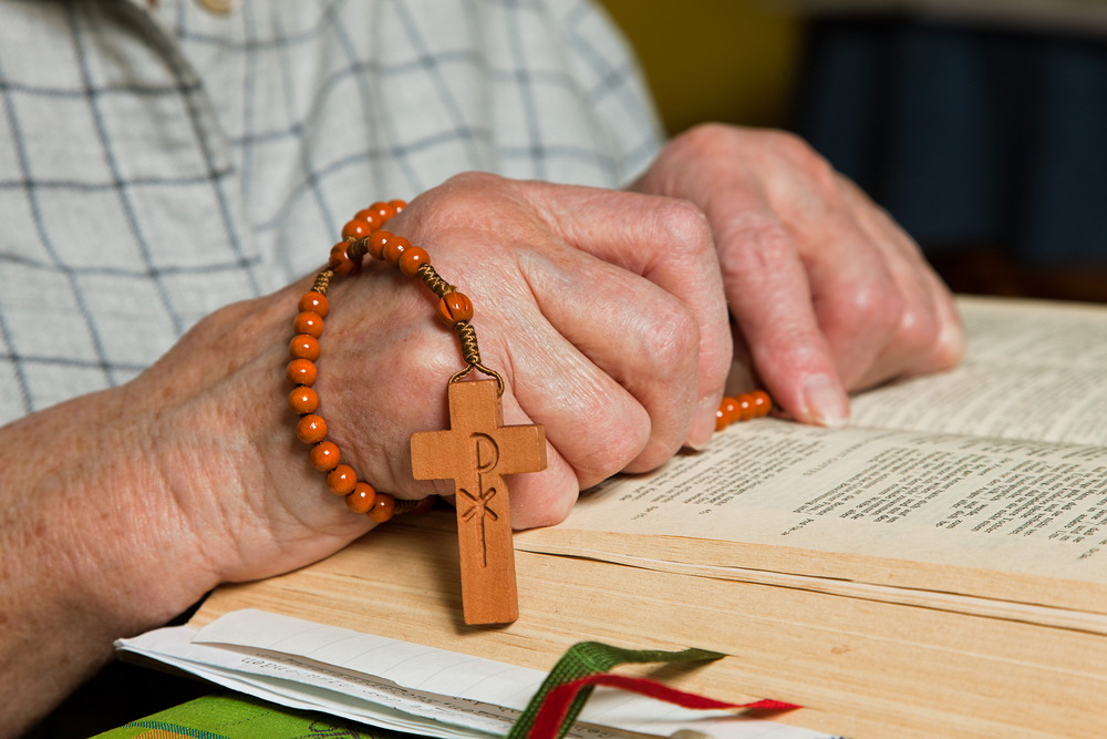 Frau liest in Bibel und betet Rosenkranz / Erwin Wodicka - BilderBox.com Alte Frau liest in der Bibel und betet