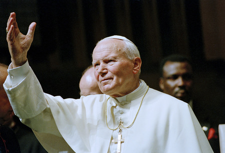 Schönborn: Wie Johannes Paul II. auf Sehnsucht nach Frieden hören