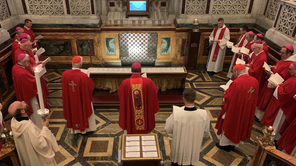 Österreichische Bischöfe beten am Grab des Apostels Paulus / Kathpress / Paul Wuthe