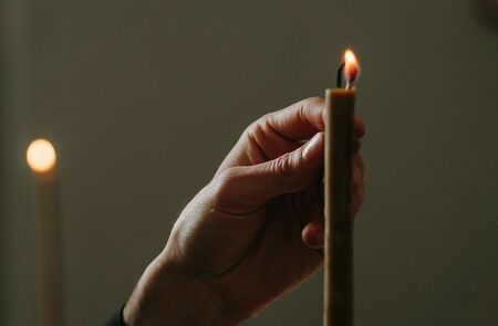 Anzünden einer Kerze