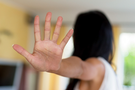 Eine Frau wird bel?stigt und h?lt die Hand zur Abwehr