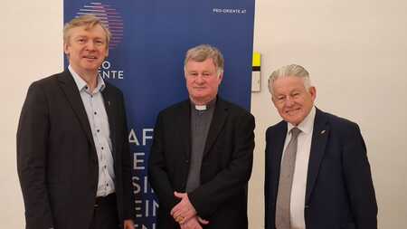 v.l.n.r.: Slawomir Dadas, Bischof Manfred Scheuer und Josef Pühringer