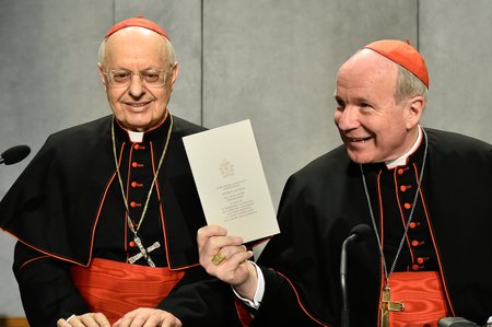 Vorstellung des nachsynodalen Schreiben von Papst Franziskus über Ehe und Familie 'Amoris Laetitia', 'Freude der Liebe', am 8. April 2016 im Vatikan. Bild: Kardinal Lorenzo Baldisseri (l.), Generalsekretär der Bischofssynode, und der Wiener Kardinal 