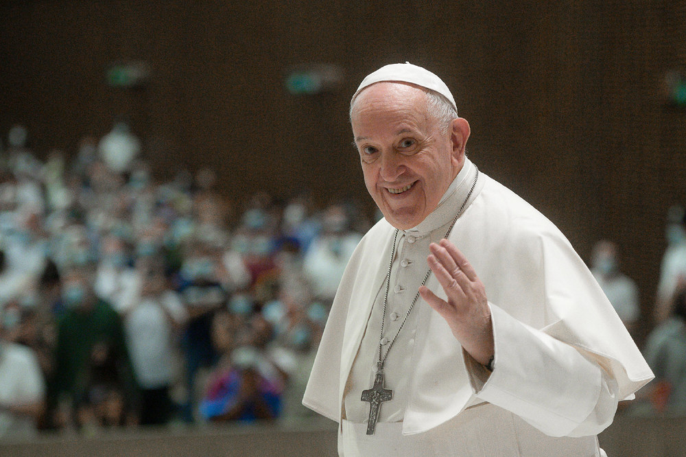 Papst Franziskus / Copyright 2021, KNA GmbH, www.kna.de, All Rights Reserved, Vatican Media Papst Franziskus begrüßt die Menschen während der Generalaudienz am 18. August 2021 im Vatikan.