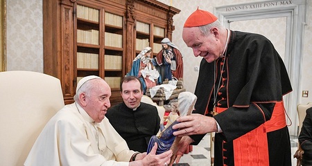 Kardinal Christoph Schönborn, Erzbischof von Wien, übergibt ein Geschenk an Papst Franziskus, beim Empfang der Bischöfe der Österreichischen Bischofskonferenz am 16. Dezember 2022 zu einem Ad-limina-Besuch im Vatikan.