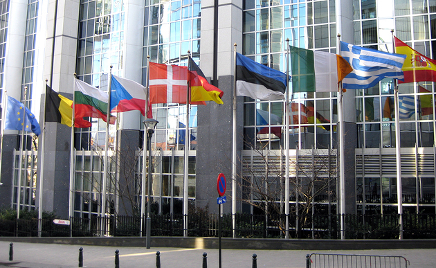 Flaggen vor dem Europäischen Parlament / flickr.com / TPCOM