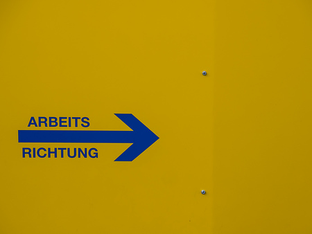 Auf einer Bau-Maschine steht der Schriftzug Arbeitsrichtung geschrieben.