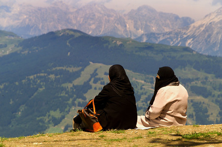 Islamische Frauen in der Bergwelt / bilderbox.com Studie: Antisemitismus und Islamfeindlichkeit nehmen in Österreich zu