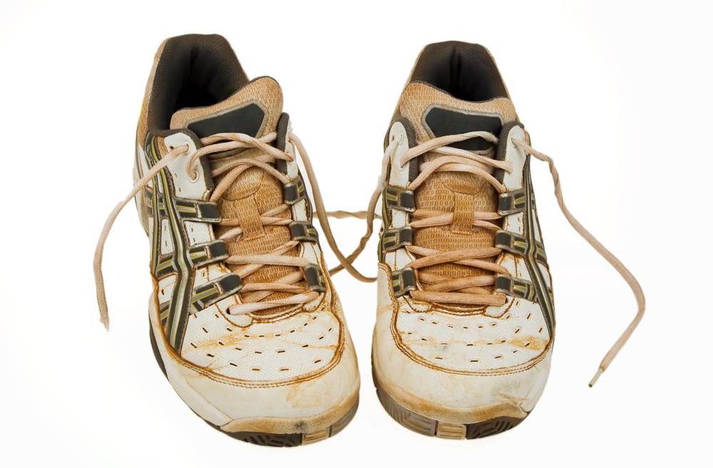 alte Tennisschuhe / Erwin Wodicka Alte Tennisschuhe von einem Sandplatz. Gebrauchte Sportschuhe.