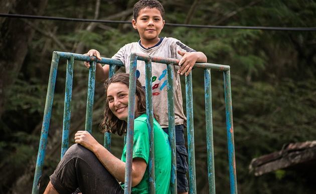 Junge Volontärin Maria Hanzal mit Bewohner eines Kinderdorfes in Honduras / NPH