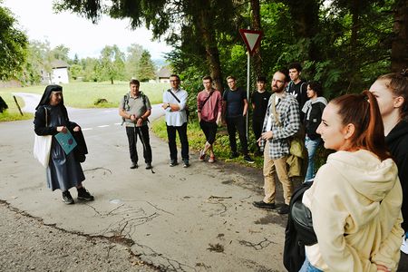 80 Lehrlinge mit Bischof Benno Elbs und der Jungen Kirche Vorarlberg auf Wallfahrt.