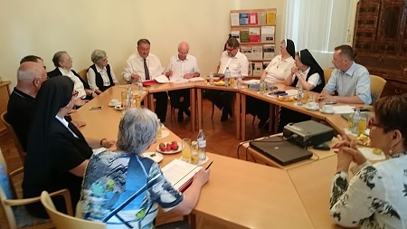 Anwesend waren die Mitglieder des Kuratoriums und der Vorstand: Abt Christian Haidinger (Vorsitzender), Sr. Beatrix Mayrhofer (Stellvertreterin des Vorsitzenden), P. Bernhard Bürgler, Sr. Franziska Bruckner, P. Franz Helm, Sr. Cordis Feuerstein, Sr. / Ordensgemeinschaften