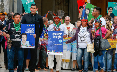 In einer Prozession ziehen Teilnehmer mit Papst Franziskus aus dem Petersdom aus und gehen gemeinsam zur Synodenaula zu Beginn der Amazonas-Bischofssynode am 7. Oktober 2019 im Vatikan.