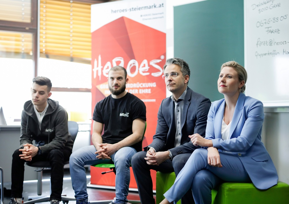 ?F?rdern und Fordern?-Tour 2020 / BKA/Andy Wenzel, Andy Wenzel Am 10. M?rz 2020 besuchte Bundesministerin Susanne Raab (r.) im Rahmen der ?F?rdern und Fordern?-Tour den Workshop ?HEROES ? Gegen Unterdr?ckung im Namen der Ehre? in der Sportmittelschule in Graz.