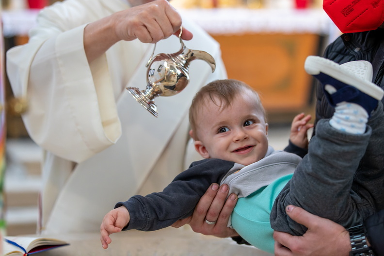 Die Taufe ist das erste Sakrament. Durch sie wird ein Mensch in die Glaubensgemeinschaft der Christen aufgenommen. Das Sakrament hat seinen Ursprung in der Taufe Jesu durch Johannes im Fluss Jordan. In der Taufe bezeichnet das Wasser sowohl für den T