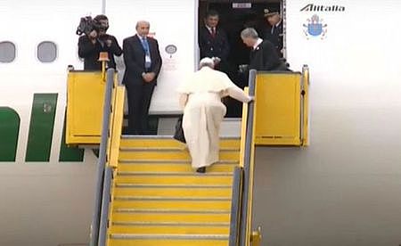 Papst besteigt Flugzeug / ctv