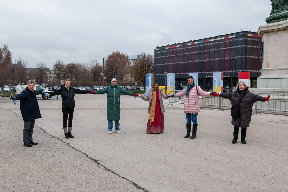 Interreligiöse Frauenaktion am Wiener Heldenplatz
