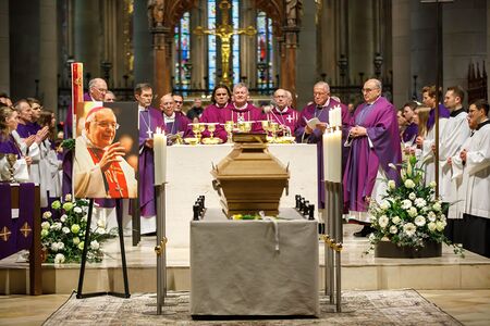 Bei der Gabenbereitung brachten ausgewählte Personen u. a. Verwandte und Wegbegleiter:innen von Bischof Maximilian Aichern die Gaben Brot und Wein zum Altar.