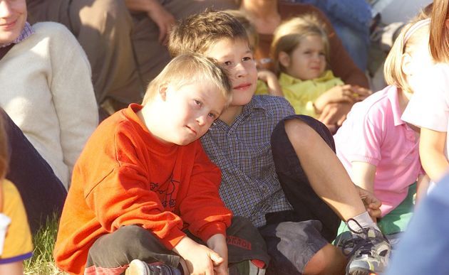 Kinder / Franz Josef Rupprecht, Rupprecht@kathbild.at Behinderte und nichtbehinderte Kinder bei einem Fest im Caritas-Heim f?r behinderte Kinder 'Am Himmel'.Wien, 14.9.2002? Franz Josef Rupprecht; A-7123 M?nchhof; Bank: Raiba M?nchhof (BLZ: 33054), Konto.-Nr.: 17.608